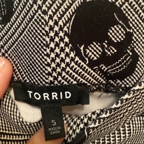 EUC Torrid Skull Print Skirt Size 5X - Picture 3 of 4
